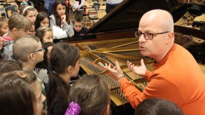 Марио Ангелов разказва на децата за пианото
