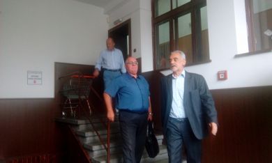 Арх. Русев на влизане в съдебната зала с адвоката си Кр. Елдъров