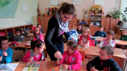 Ема Джунинска с малките ученици във Видин