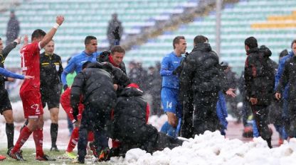 Стойчо Младенов падна в безсъзнание, след като бе ударен от снежна топка в глава, а щабовете на двата отбора се посбутаха след инцидента