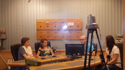 В студиото на радио Бинар на БНР редакторите от Радио ВИДИН Полина Тодорова, Анжела Каменова и Лора Русинова (от ляво на дясно), с водещ Милен Димитров, представиха мултимедиен материал, изготвен по време на обучението