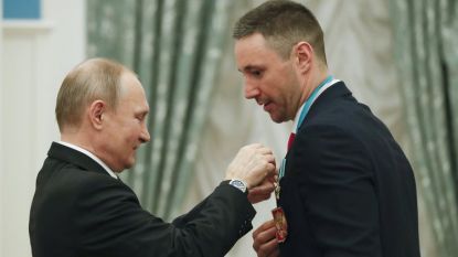Руските хокеисти, сред които Иля Ковалчук (вдясно), бяха наградени от президента Путин