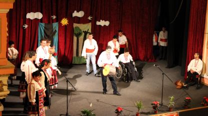 Сцена от пиеса „Сливи за смет“ в изпълнение на младежите от Дневния център за възрастни с увреждания от гр. Плевен.