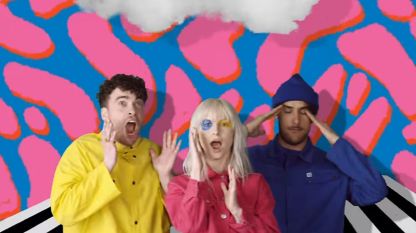 Paramore в кадър към актуалния сингъл Hard Times