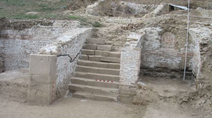 Хераклея Синтика. Масивно обществено каменно стълбище, водещо към късноримски занаятчийски квартал. Комплексът е фунционирал през III-IV век.