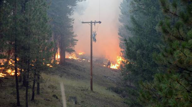 Пожарникари водят трудна борба с бушуващ огнен ад в югоизточната