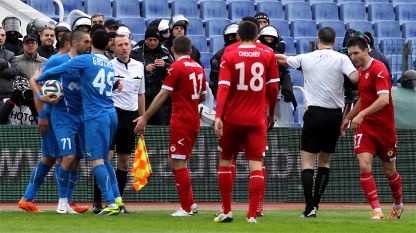 Долгожданное дерби между „Левски” и ЦСКА предложило болельщикам много жестких столкновений, много нервного напряжения, еще больше штрафных карточек и мало футбола.