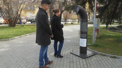 Великотърновци слушат поезия от автомат в парка
