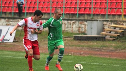 Цветан Версанов /със зелен екип/ вкара един от четирите гола срещу 