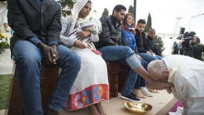 Папа Франциск изми и целуна краката на 11 бежанци