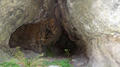 Пещерата Пармак кая до с. Ночево, край Асеновград