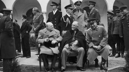 На конференцията в Ялта през февруари 1945 г. Йосиф Сталин (вдясно) обсъжда разделението на Европа и в частност на Германия с британския министър-председател Уинстън Чърчил (вляво) и американския президент Франклин Рузвелт.