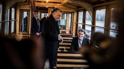 Виктор Орбан и Ана Бърнабич в  трамвай в Будапеща.