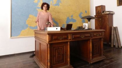 Михайлина Павлова до бюрото на Шиндлер в музея на Оскар Шиндлер в Краков (Oskar-Schindlers-Enamel-Factory-At-4-Lipowa-Street)