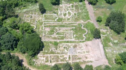На 3 км източно от Свищов се намират останките от римския легионен лагер Нове - най-добре проученият военен лагер, разположен в граничната територия на някогашната Римска империя. 