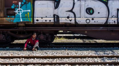 Мигрант на жп линията в Идомени