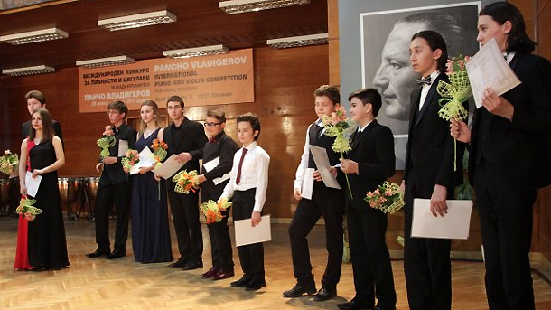 Наградените участници в конкурса по пиано