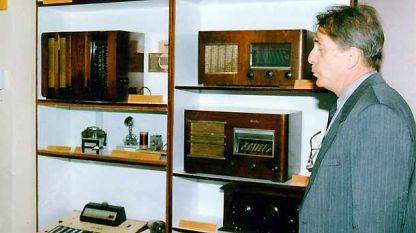 Захари Миленков пред експонати в Музея на радиото