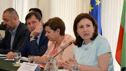 Ministrja e Brendshme Rumjana Bëçvarova (djathtas) duke prezantuar rezultatet e aplikimit të sistemit të ri