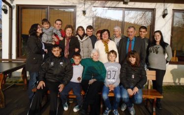 Йорданка Бондова с деца и внуци.