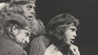 Сцена от „Напразните усилия на любовта” от Шекспир в театъра на Българската армия. На снимката: Йосиф Сърчаджиев, Петър Гюров и Стефан Данаилов (отляво надясно).
