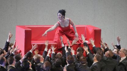 Соня Йончева в сцена от операта.