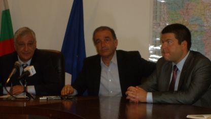 Владимир Маринов (вдясно) ще има икономически ресор