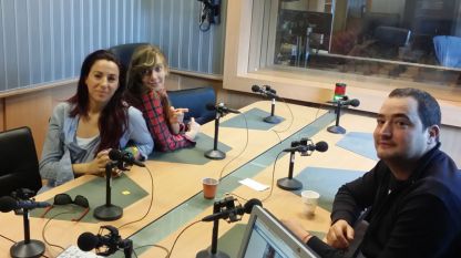 На снимката (отляво надясно): Неделина Златева, Калина Станева и Атанас Йончев в студиото на предаването.