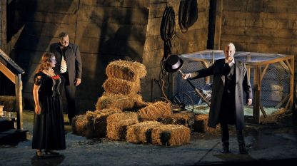 Камила Нилунд (Зиглинда), Кристофър Вентрис (Зигмунд) и Георг Цепенфелд (Хундинг) в първо действие на „Валкюра“