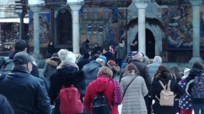 Стотици миряни посетиха празничната коледна литургия в Рилския манастир