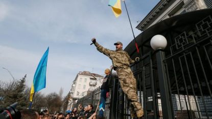 Украински демонстрант атакува оградата на руското посолство в Киев