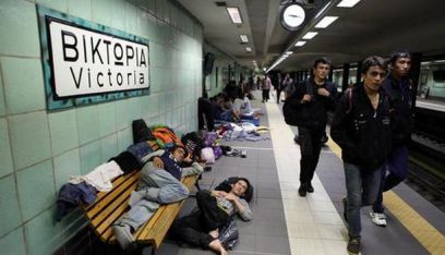 Бежанци в Атина в метрото