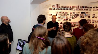 Лъчезар Бояджиев с посетители на изложбата „Места на мъдростта“