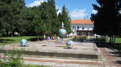 Градинката пред читалището в село Селановци
