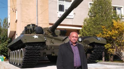 El alcalde, Luben Jristoskov, posando ante el tanque T 72 M