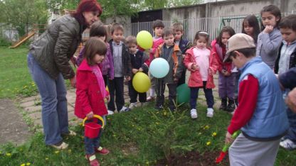 Деца и ученици по традиция засаждат дръвчета по случай Международния ден на Земята
