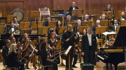 Симфоничният оркестър на БНР, диригентът Марк Кадин и солистът Алексей Володин при откриването на новия сезон в зала „България”.