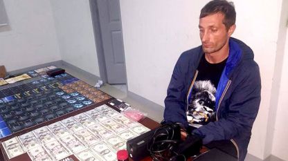 Ивайло Сашов Гълъбов с конфискувани от него банкови карти, пари и скимиращо устройство