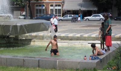 Забраната за къпане явно не покрива градските фонтани...