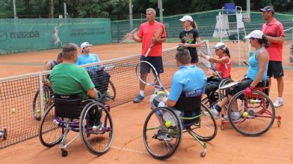 За да напредват българските тенисисти в колички, трябва да тренират постоянно и да играят на състезания в чужбина, казва американският експерт Дан Джеймс