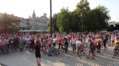 Над 200 души излязоха снощи на протест пред общината в Русе.