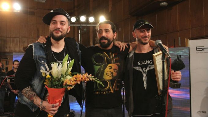 През 2017 г. победител в конкурса „Пролет“ стана песента „Невъзможните неща“ на „Сленг“.