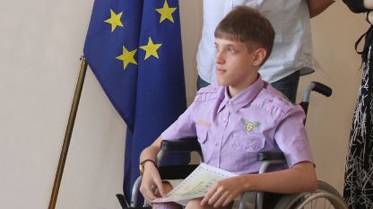 Снимка от връчването на стипендии на 10 талантливи деца с увреждания. Помощта е 17 756 лв., събрани от продажбата на книгата на Кристиян Григоров 