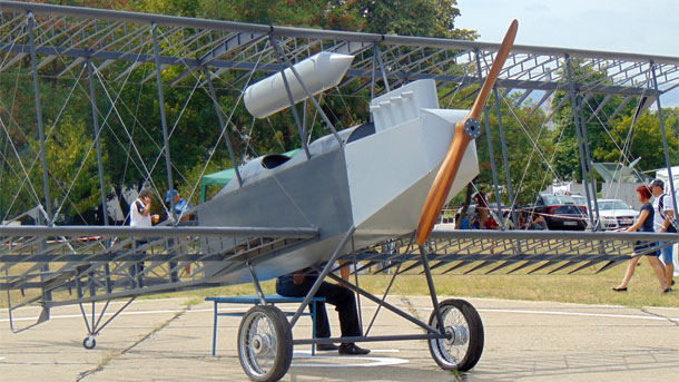 Реплика на първия български самолет, построен през 1915 година от Асен Йорданов, в Авиомузея в Крумово. Моделът е изработен от Александър Мариносян.