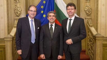 Staatspräsident Rossen Plewneliew mit dem AGA-Präsidenten Dr. Hans Fabian Kruse (l.) und AGA-Hauptgeschäftsführer Volker Tschirch (r.)
