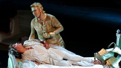Франческо Мели като Шарл Седми и Анна Нетребко като Жана Д’Арк в сцена от едноименната опера на Верди