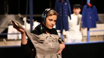 Стефка Янорова в сцена от спектакъла „Излезе ангел от мъглата“.