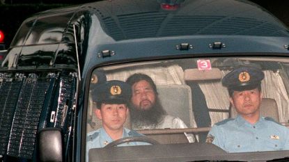 Японски полицаи отвеждат на 16 юни 1995 г. сектантския лидер Шоко Асахара в участък в Токио.