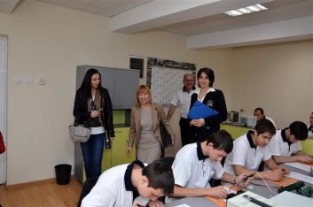 Министър Клисарова посети час по електроника в ПГ 