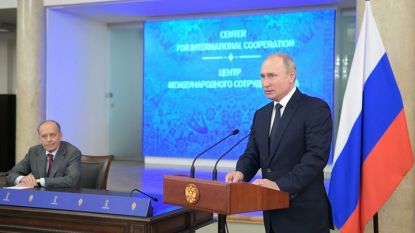 Владимир Путин говори на срещата с представители на руски и чужди спецслужби и правоохранителни органи. Вляво е шефът на руската Федерална служба за сигурност Александър Бортников.